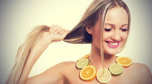 Vitamin C for hår – Derfor bør du bruke Vitamin C for hårvekst, flass og sunnere hår